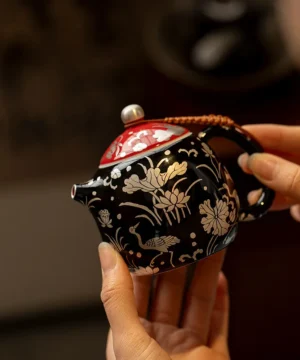 Théière en Céramique Noire et Rouge