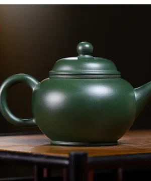 Théière en argile violette exquise boue verte