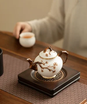 Théière en porcelaine d'art de fleur de prunier faite à la main 300ml