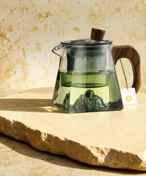 Théière en verre avec manche en bois